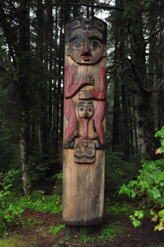 Totem em meio a mata de parque de Sitka, no sudeste do Alaska